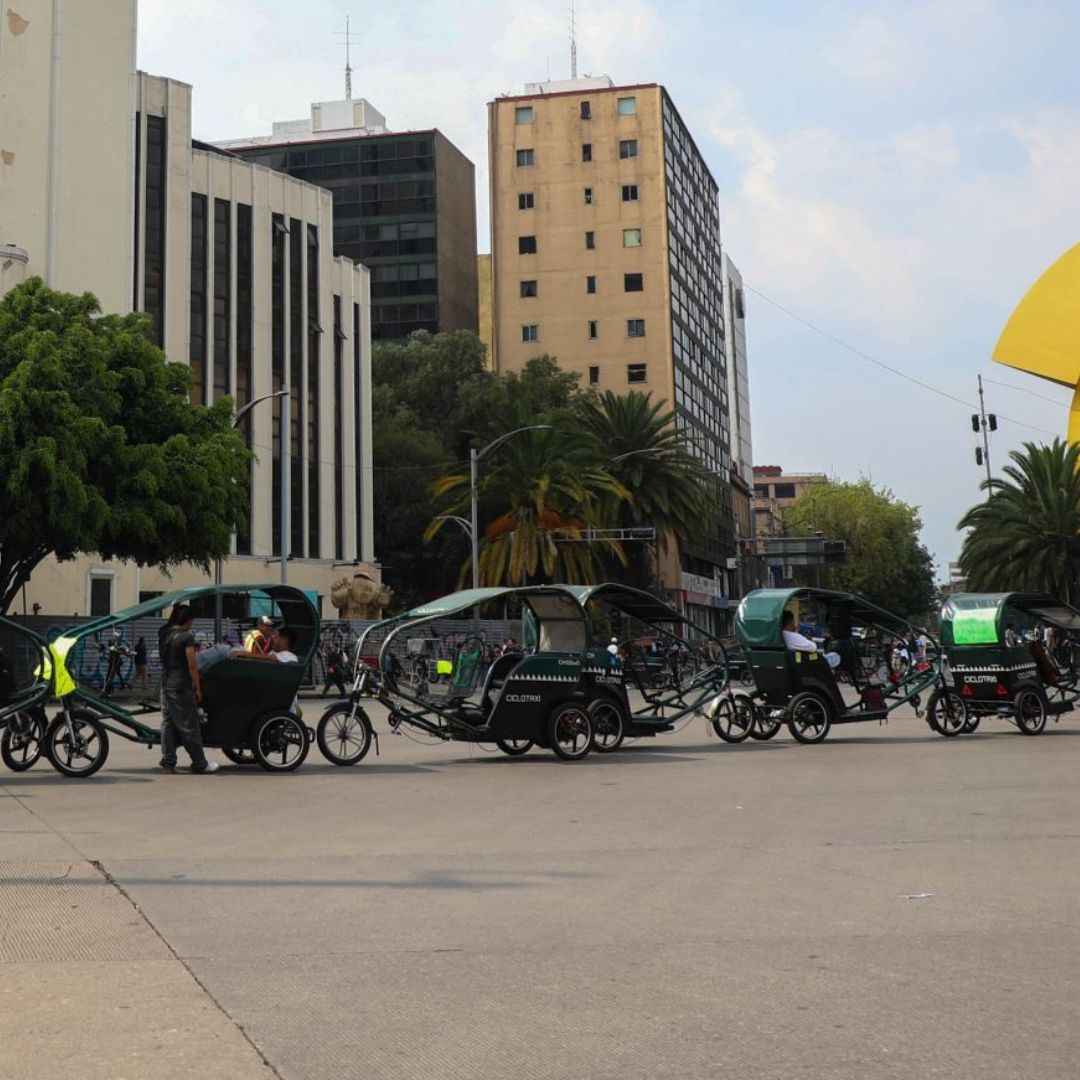 Bloqueo de bicitaxistas en Reforma, en la Ciudad de México.